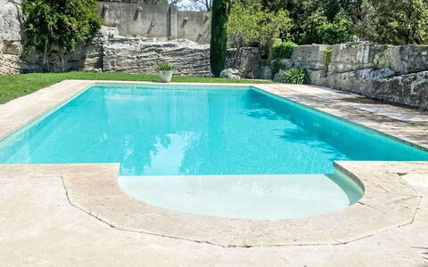 Mas du Castelet: Bleu, Piscine, Composite, Béton, Dalle, Recours, Caractéristique De L'Eau, Tuile, Ombre, Arrière-Cour