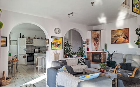 Bonika: Meubles, Design Intérieur, Canapé, Sol, Sol, Salon, Plafond, Table, Pièce, Appartement