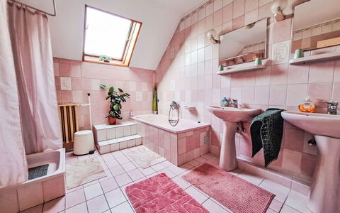 Bonika: Luminaire Plomberie, Design Intérieur, Robinet, Sol, Plomberie, Évier, Salle De Bains, Pièce, Tuile, Baignoire