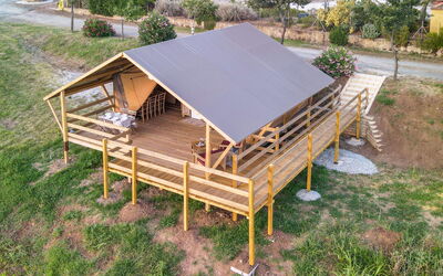 Glampingtent Zeus 500.20: Arbuste, Zone Résidentielle, Porche, Jardin, Balcon, Ombre, Mobilier De Jardin, Cour, Chaise, Aménagement Paysager