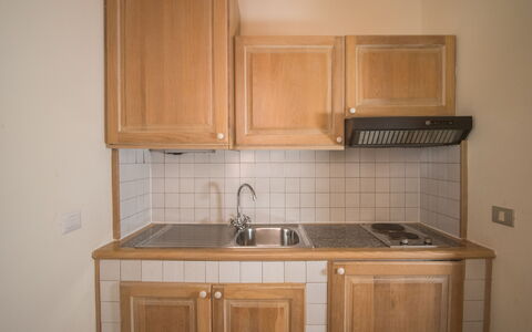 Porto Cervo Apartments Wifi And Ac: Cuisine, Comptoir, Appareil De Cuisine, Bois, Principaux Appliance, Cabinetry, Evier, Évier, Sol, Luminaire Plomberie
