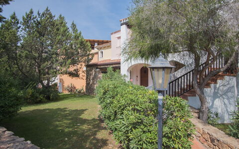 Porto Cervo Apartments Wifi And Ac: Arbuste, Jardin, Biens, Hacienda, Aménagement Paysager, Cour, Ombre, Arrière-Cour, Villa, Cour