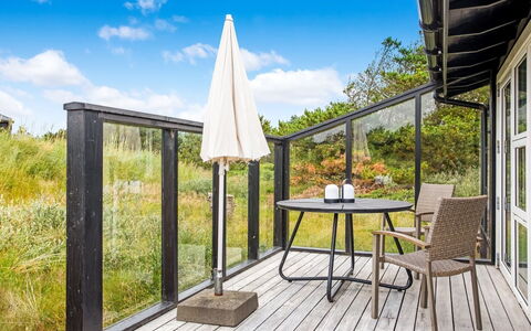 Cate - 900M from the Sea: Bois, Meubles, Sol, Parquet, Sol, Dur, Plate-Forme, Porche, Chaise, Balcon