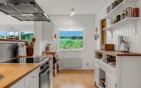 Cate - 900M from the Sea: Cuisine, Appareil De Cuisine, Sol, Bois, Design Intérieur, Comptoir, Plafond, Principaux Appliance, Sol, Électroménager
