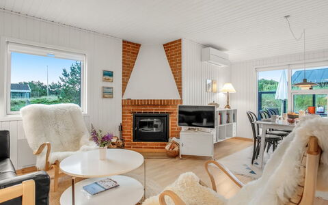 Cate - 900M from the Sea: Design Intérieur, Bois, Meubles, Domicile, Plafond, Sol, Sol, Salon, Pièce, Chaise
