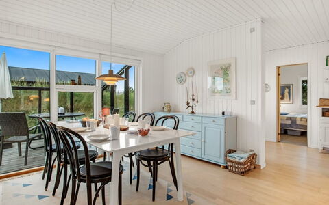 Cate - 900M from the Sea: Bois, Meubles, Design Intérieur, Sol, Plafond, Table Cuisine Et Salle A Manger, Salle À Manger, Chaise, Table, Domicile
