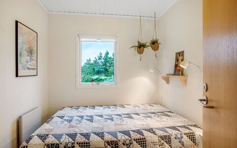Cate - 900M from the Sea: Mur, Design Intérieur, Chambre, Bois, Sol, Sol, Lit, Plafond, Drap De Lit, Pièce