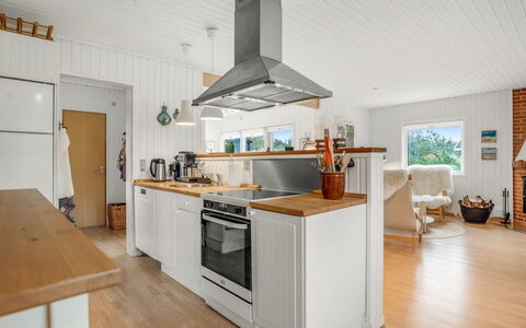 Cate - 900M from the Sea: Cuisine, Sol, Comptoir, Bois, Appareil De Cuisine, Meubles, Design Intérieur, Cabinetry, Sol, Principaux Appliance