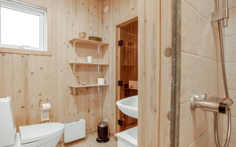 Cate - 900M from the Sea: Sol, Sol, Bois, Luminaire Plomberie, Design Intérieur, Plafond, Salle De Bains, Pièce, Toilette, Plomberie