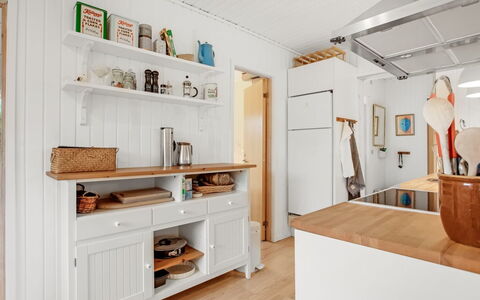 Cate - 900M from the Sea: Meubles, Cuisine, Design Intérieur, Cabinetry, Sol, Comptoir, Bois, Sol, Plafond, Appareil De Cuisine
