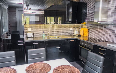 Kiehtäjän Kuohu: Cuisine, Comptoir, Meubles, Appareil De Cuisine, Design Intérieur, Sol, Cabinetry, Bois, Principaux Appliance, Luminaire