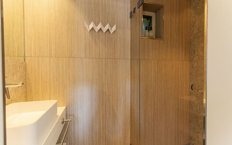 Residence Domburgse Duinen: Sol, Mur, Bois, Sol, Design Intérieur, Luminaire Plomberie, Salle De Bains, Plomberie, Marron, Éclairage