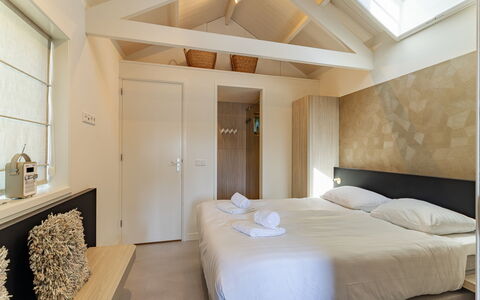 Residence Domburgse Duinen: Design Intérieur, Bois, Chambre, Sol, Plafond, Sol, Lit, Drap De Lit, Pièce, Literie