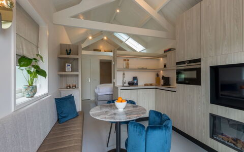 Residence Domburgse Duinen: Design Intérieur, Bois, Sol, Sol, Plafond, Meubles, Pièce, Domicile, Comptoir, Salon