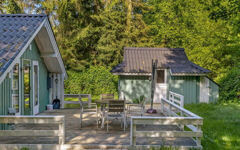 Ung - 30Km from the Sea: Domicile, Chalet, Porche, Dur, Siding, Plate-Forme, Ombre, Planche, Biens, Batiments Jardin
