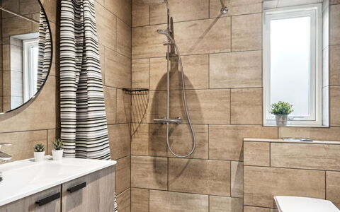 Danske - 6.8Km from the Sea: Sol, Sol, Mur, Luminaire Plomberie, Design Intérieur, Salle De Bains, Toilette, Tuile, Siège De Toilette, Plomberie