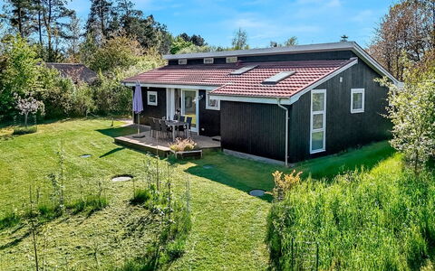 Rik - 2Km from the Sea: Maison, Domicile, Porte, Toit, Chalet, Biens, Jardin, Ombre, Siding, Cour