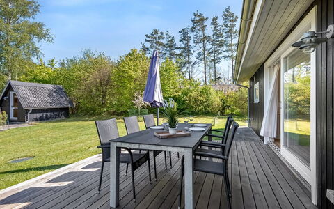 Rik - 2Km from the Sea: Maison, Domicile, Porte, Toit, Chalet, Biens, Jardin, Ombre, Siding, Cour