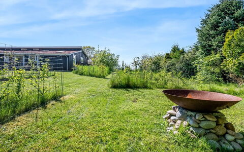 Rik - 2Km from the Sea: Maison, Domicile, Porte, Toit, Chalet, Biens, Jardin, Ombre, Siding, Cour