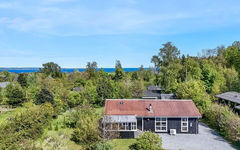 Rik - 2Km from the Sea: Maison, Domicile, Porte, Toit, Chalet, Biens, Jardin, Ombre, Siding, Cour