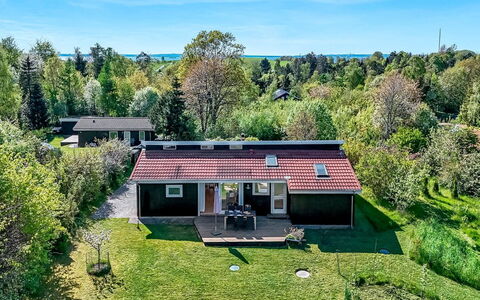 Rik - 2Km from the Sea: Maison, Domicile, Porte, Toit, Chalet, Biens, Jardin, Ombre, Siding, Cour