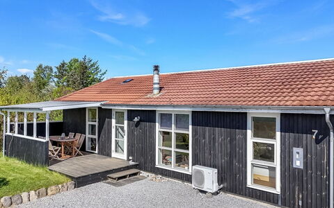 Rik - 2Km from the Sea: Maison, Domicile, Porte, Toit, Chalet, Biens, Jardin, Ombre, Siding, Cour