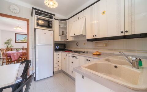 De Vacances: Cuisine, Comptoir, Appareil De Cuisine, Principaux Appliance, Design Intérieur, Sol, Cabinetry, Bois, Meubles, Sol