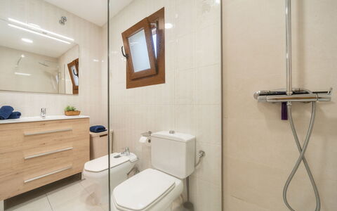 De Vacances: Salle De Bains, Siège De Toilette, Luminaire Plomberie, Sol, Toilette, Sol, Design Intérieur, Lavabo, Évier, Armoire De Toilette