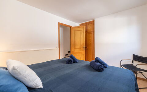 De Vacances: Sol, Design Intérieur, Sol, Bois, Meubles, Plafond, Pièce, Chambre, Parquet, Lit