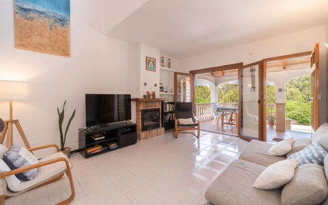 De Vacances: Meubles, Design Intérieur, Sol, Sol, Canapé, Bois, Plafond, Pièce, Salon, Table