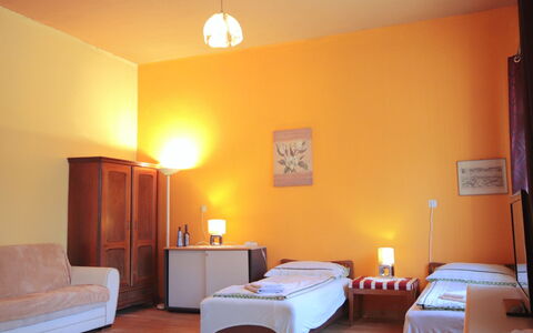 Ysella: Meubles, Design Intérieur, Sol, Sol, Bois, Pièce, Textile, Lit, Éclairage, Chambre
