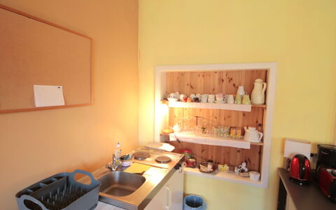 Ysella: Design Intérieur, Meubles, Éclairage, Pièce, Tache De Bois, Comptoir, Appareil De Cuisine, Rideau, Cabinetry, Cuisine
