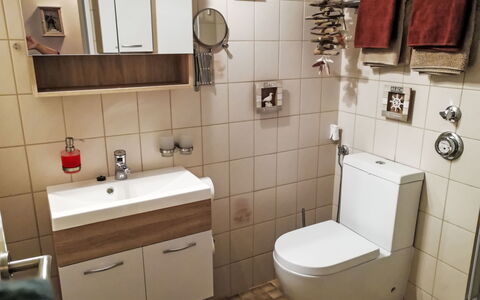Ruhrtalblick: Siège De Toilette, Salle De Bains, Toilette, Luminaire Plomberie, Lavabo, Évier, Design Intérieur, Sol, Sol, Armoire De Toilette