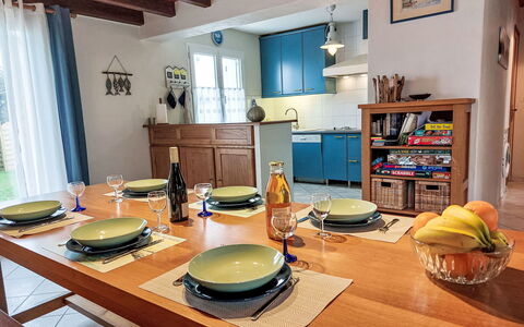 Charme de la Grande Bosse: Meubles, Design Intérieur, Table, Vaisselle, Bois, Table Cuisine Et Salle A Manger, Chaise, Sol, Salle À Manger, Pièce