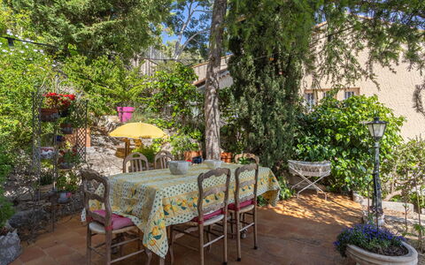 L Angelus: Meubles, Chaise, Table, Pot De Fleur, Mobilier De Jardin, Arbuste, Jardin, Tableau De Plein Air, Arrière-Cour