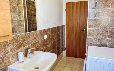 Domaso Central Apartment: Luminaire Plomberie, Salle De Bains, Sol, Sol, Lavabo, Évier, Robinet, Design Intérieur, Plomberie, Tuile