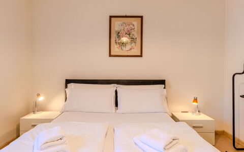 Claudia: Lit, Chambre, Design Intérieur, Drap De Lit, Literie, Sol, Meubles, Cadre De Lit, Pièce, Éclairage