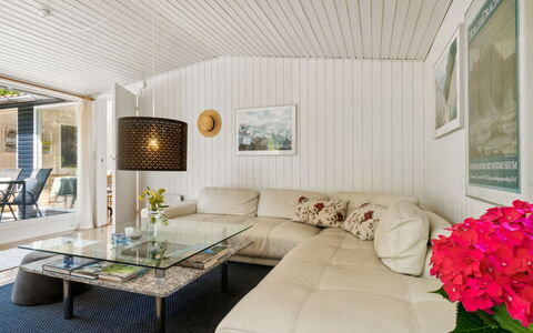 Sylvie - 400M from the Sea: Design Intérieur, Meubles, Canapé, Sol, Plafond, Sol, Salon, Éclairage, Domicile, Table