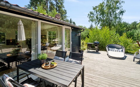 Sylvie - 400M from the Sea: Bois, Meubles, Domicile, Chaise, Mobilier De Jardin, Porche, Porte, Plate-Forme, Jardin, Ombre