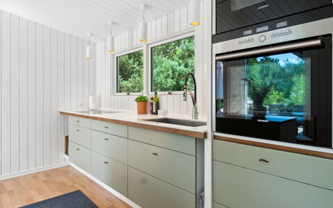 Sylvie - 400M from the Sea: Sol, Design Intérieur, Bois, Cuisine, Comptoir, Appareil De Cuisine, Sol, Cabinetry, Plafond, Principaux Appliance