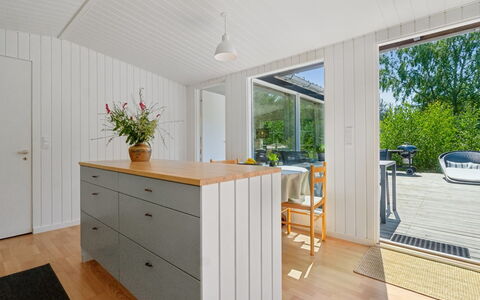 Sylvie - 400M from the Sea: Sol, Bois, Sol, Comptoir, Cuisine, Parquet, Design Intérieur, Domicile, Meubles, Cabinetry