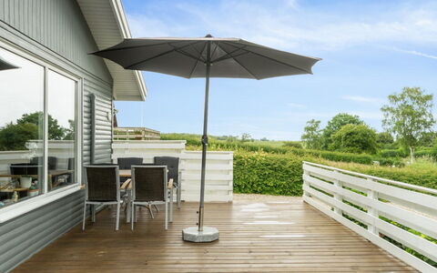 Blomma - 300M from the Sea: Toit, Maison, Domicile, Chalet, Siding, Biens, Allée, Batiments Jardin, Cour, Cabanon