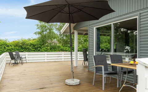 Blomma - 300M from the Sea: Toit, Maison, Domicile, Chalet, Siding, Biens, Allée, Batiments Jardin, Cour, Cabanon
