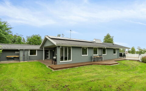 Blomma - 300M from the Sea: Toit, Maison, Domicile, Chalet, Siding, Biens, Allée, Batiments Jardin, Cour, Cabanon