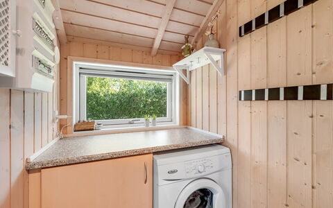 Kuisma - 1.1Km to the Fjord: Bois, Plafond, Tache De Bois, Principaux Appliance, Planche, Dur, Conception, Contre-Plaqué, Cuisine, Machine À Laver