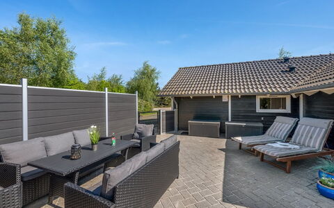Kuisma - 1.1Km to the Fjord: Bois, Mobilier De Jardin, Ombre, Plate-Forme, Dur, Patio, Planche, Siding, Tache De Bois, Chaise