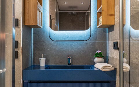 Baita Piciola: Design Intérieur, Sol, Luminaire Plomberie, Miroir, Luminaire, Évier, Plafond, Plomberie, Lavabo, Salle De Bains