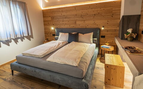 Baita Piciola: Design Intérieur, Bois, Sol, Chambre, Meubles, Lit, Sol, Plafond, Cadre De Lit, Literie