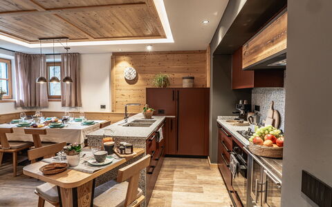 Baita Granda: Meubles, Design Intérieur, Bois, Cuisine, Sol, Table, Comptoir, Plafond, Table Cuisine Et Salle A Manger, Chaise