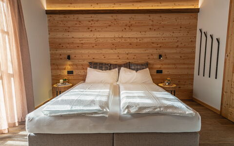 Baita Granda: Design Intérieur, Bois, Meubles, Chambre, Sol, Lit, Sol, Drap De Lit, Plafond, Literie